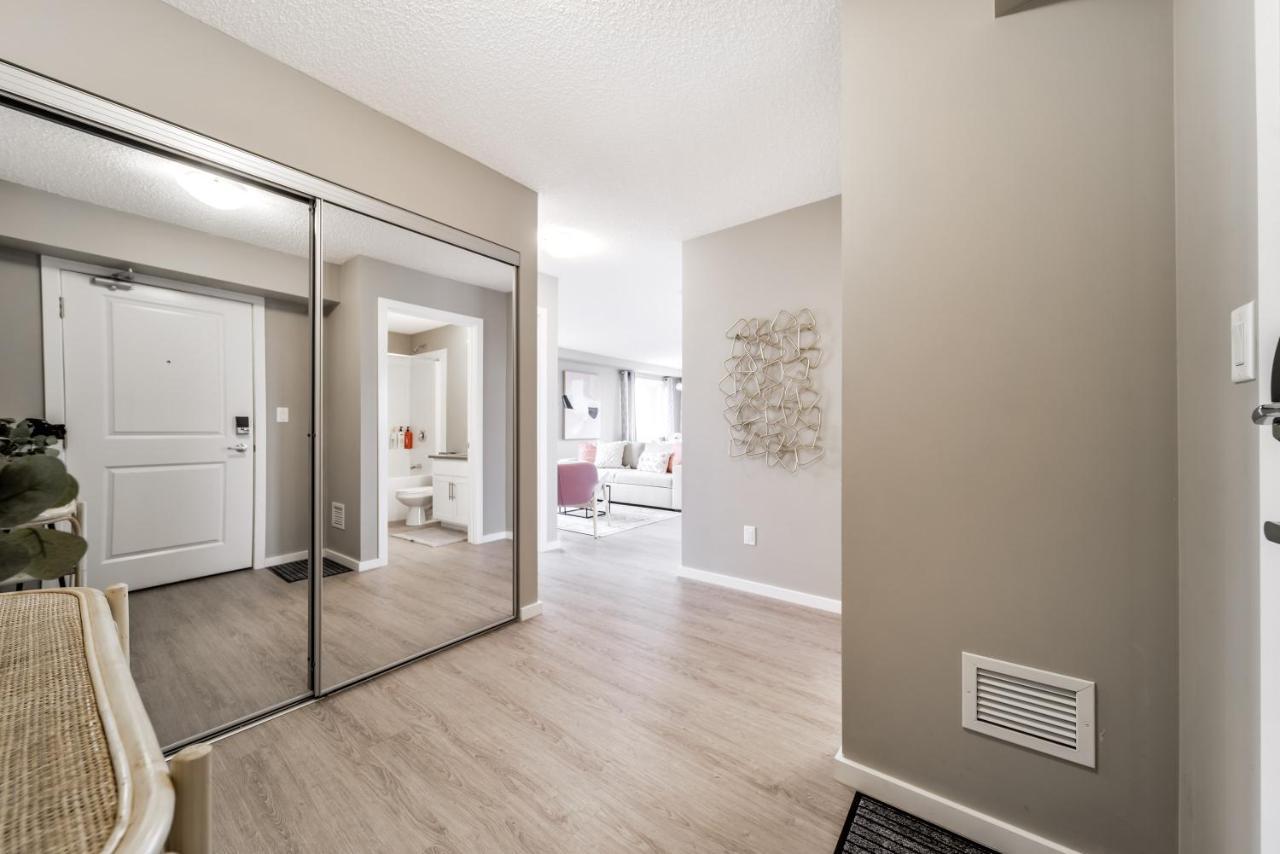 Peaceful Oasis Condo, Ac, Top Floor, Secure Ug Parking, Balcony, King Bed! エドモントン エクステリア 写真