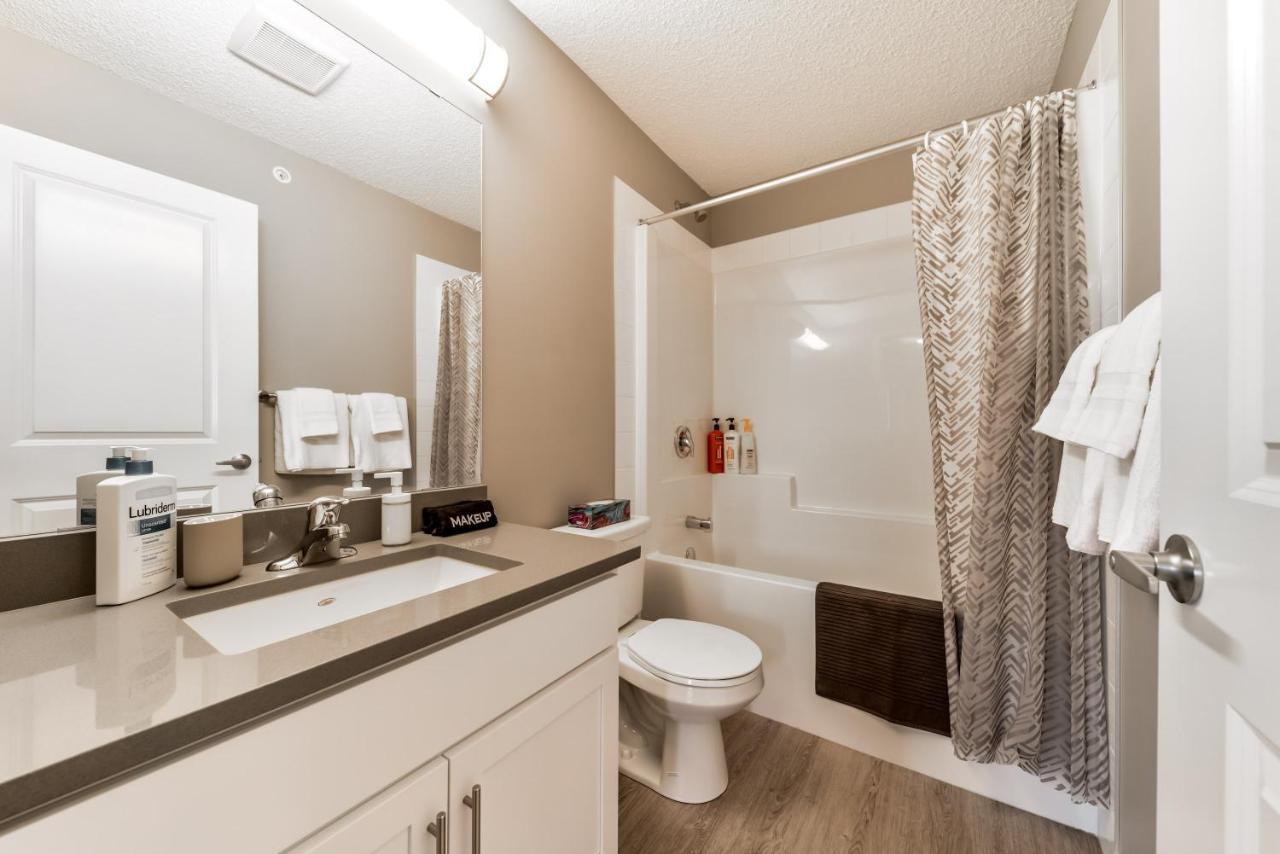 Peaceful Oasis Condo, Ac, Top Floor, Secure Ug Parking, Balcony, King Bed! エドモントン エクステリア 写真