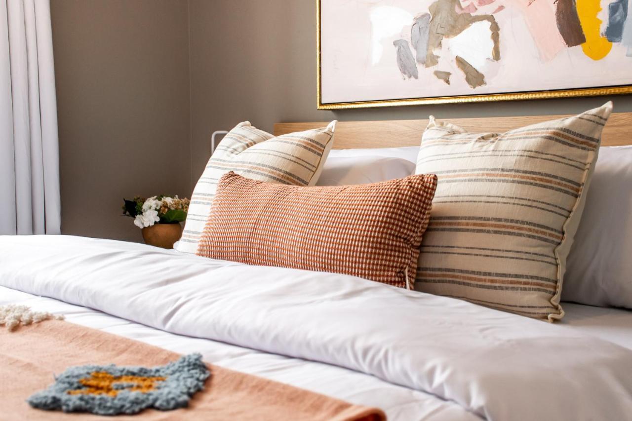 Peaceful Oasis Condo, Ac, Top Floor, Secure Ug Parking, Balcony, King Bed! エドモントン エクステリア 写真